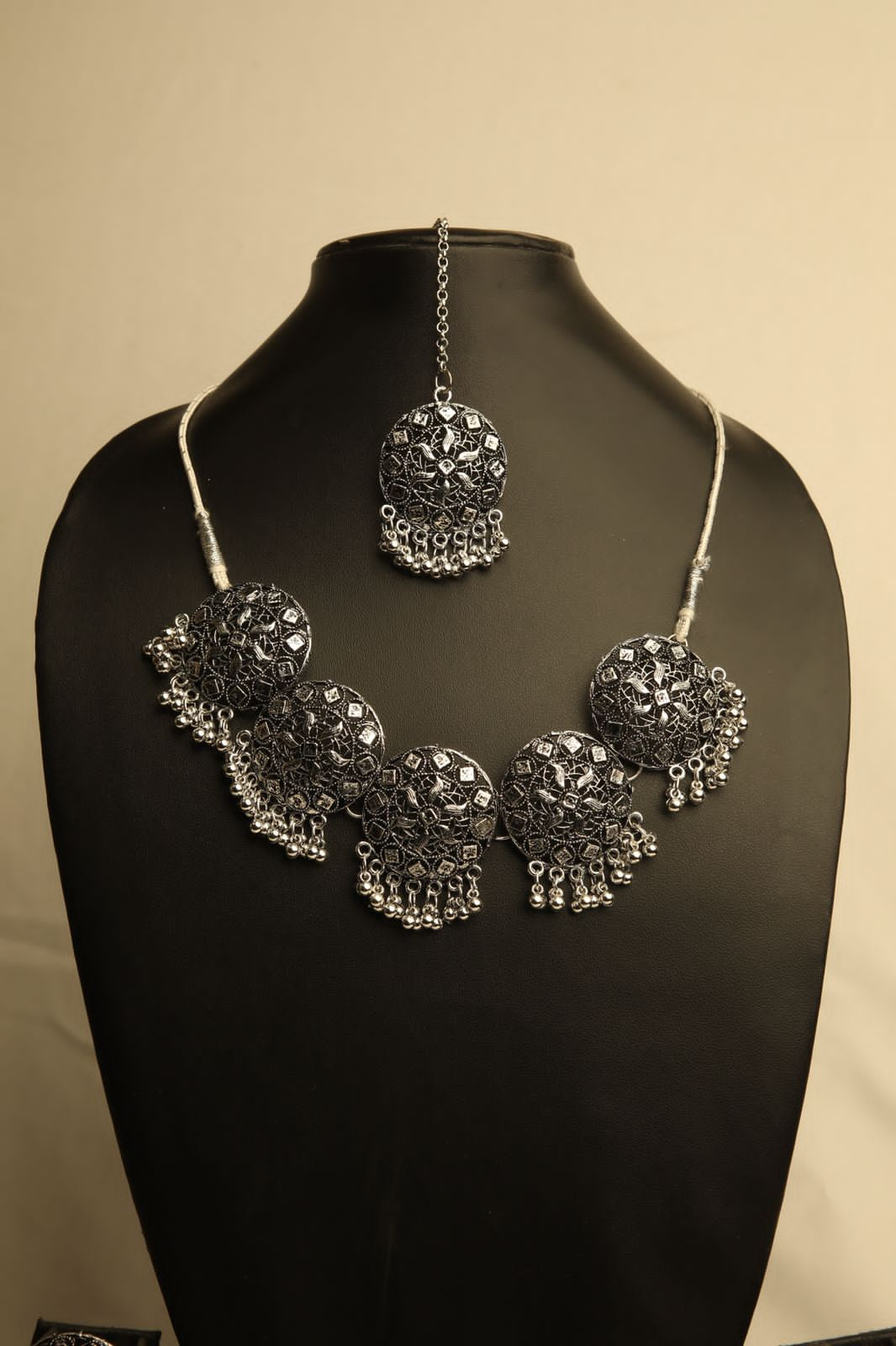 Silver Oxidies Round Necklace Set