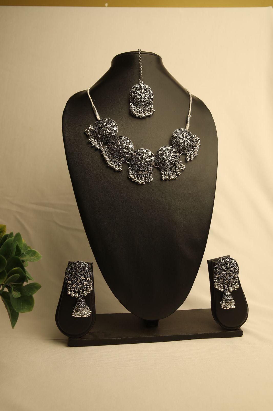 Silver Oxidies Round Necklace Set